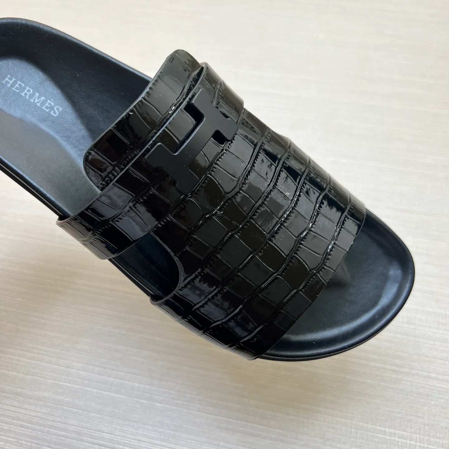 [H Family Hermès] P: 360💰 Size: 38-45 Hermes Men’s Kazimir Slippers - 2025 Summer New Hermès Same as the original version, with colored cowhide surface + rubber combined sole, handmade by master-level craftsmen! ❥High-end customization, exclusive products, the highest version in the industry.